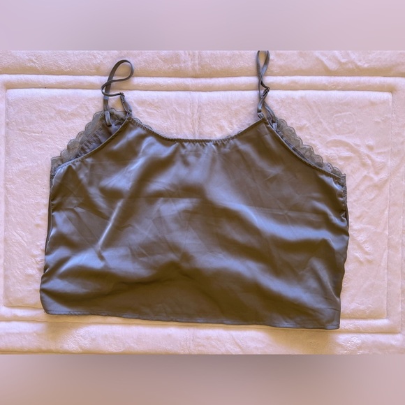 And NOW This crop to cami gray sleeveless with a pleat design on the front XL - Picture 12 of 16